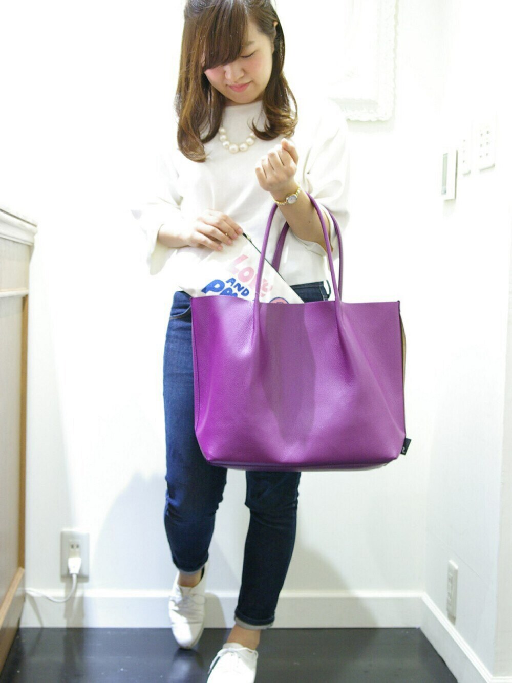 パープル系のトートバッグ、パープル系のトートバッグを着用したレディースの秋コーディネートの1枚目の写真