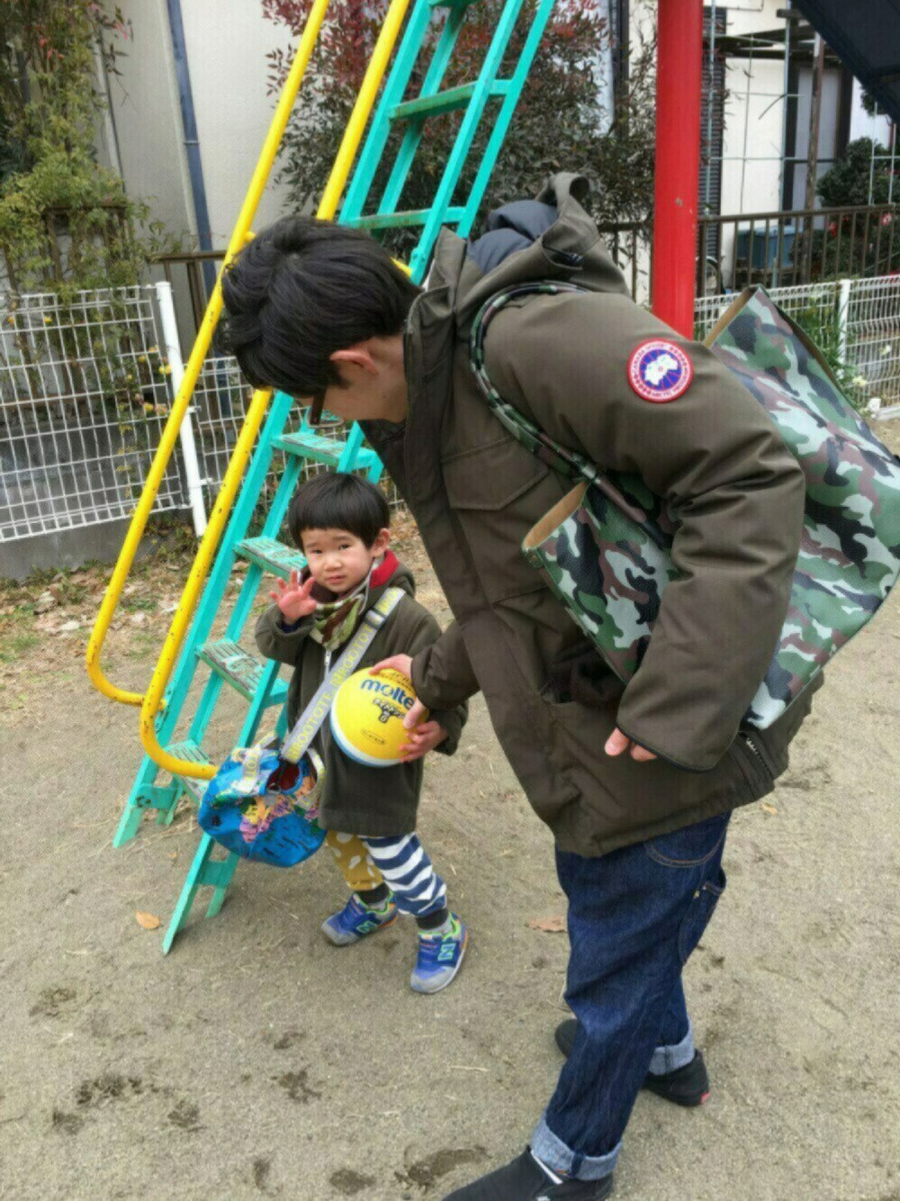 その他のトートバッグ、ブルー系のトートバッグ、その他のトートバッグを着用したキッズの冬コーディネートの1枚目の写真