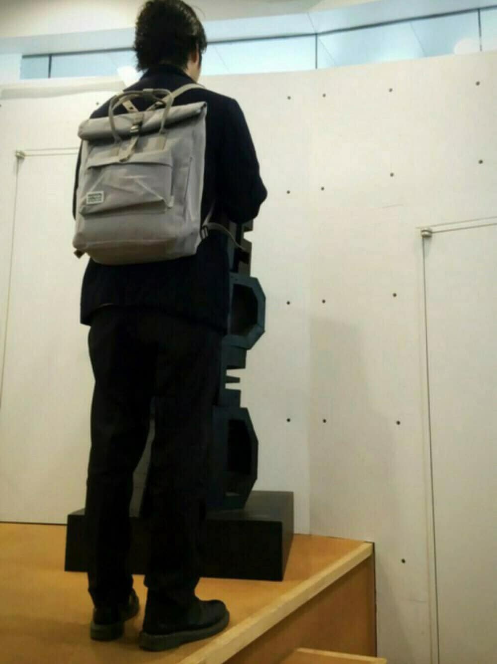 グレー系のバックパック/リュック、グレー系のトートバッグを着用したメンズの冬コーディネートの1枚目の写真