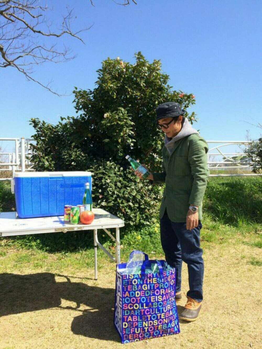 ブルー系のトートバッグ、ブルー系のトートバッグを着用したメンズの春コーディネートの1枚目の写真