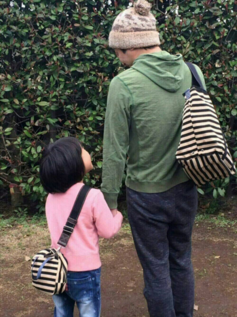 ピンク系のトートバッグ、ブラック系のマザーズバッグ、その他のトラベルグッズを着用したキッズの春コーディネートの1枚目の写真