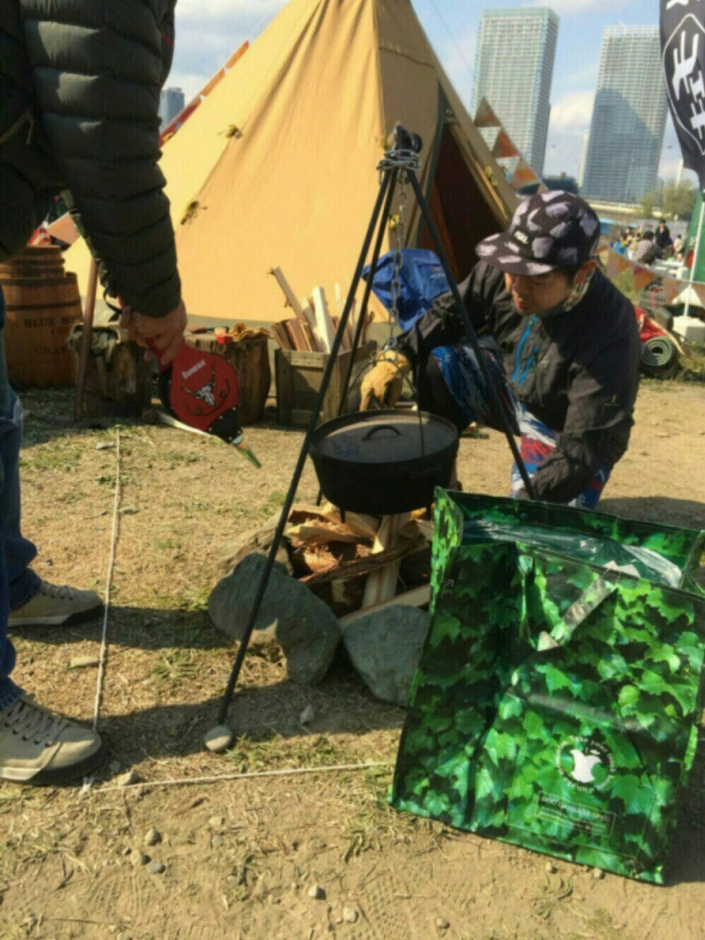 グリーン系のトートバッグを着用したメンズの春コーディネートの1枚目の写真