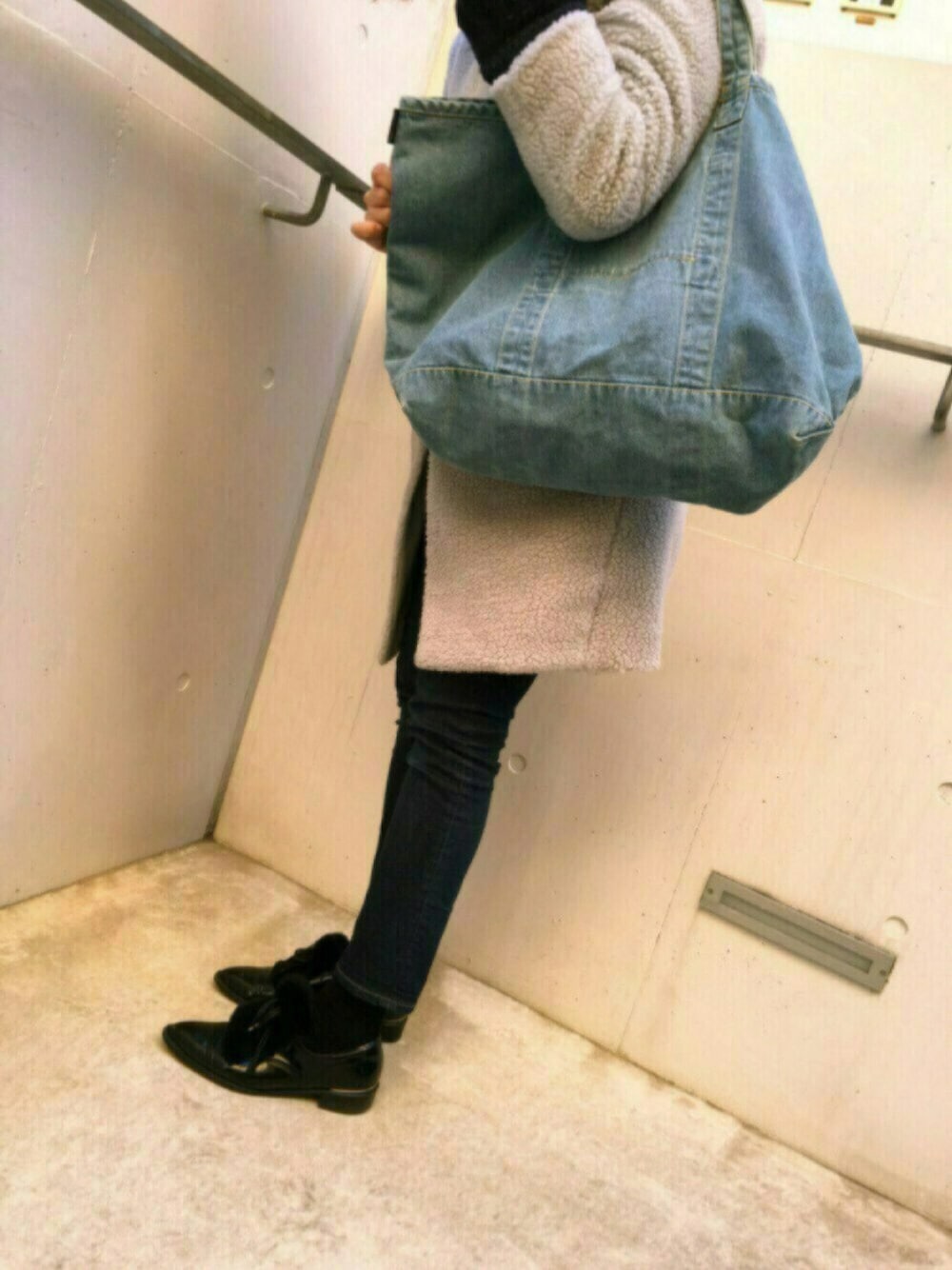 ブルー系のトートバッグ、ブルー系のトートバッグを着用したレディースの冬コーディネートの1枚目の写真