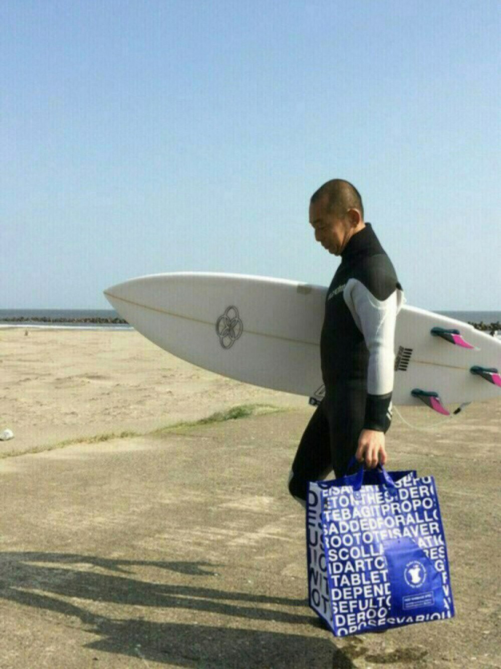 ブルー系のトートバッグ、ブルー系のトートバッグを着用したメンズの春コーディネートの1枚目の写真