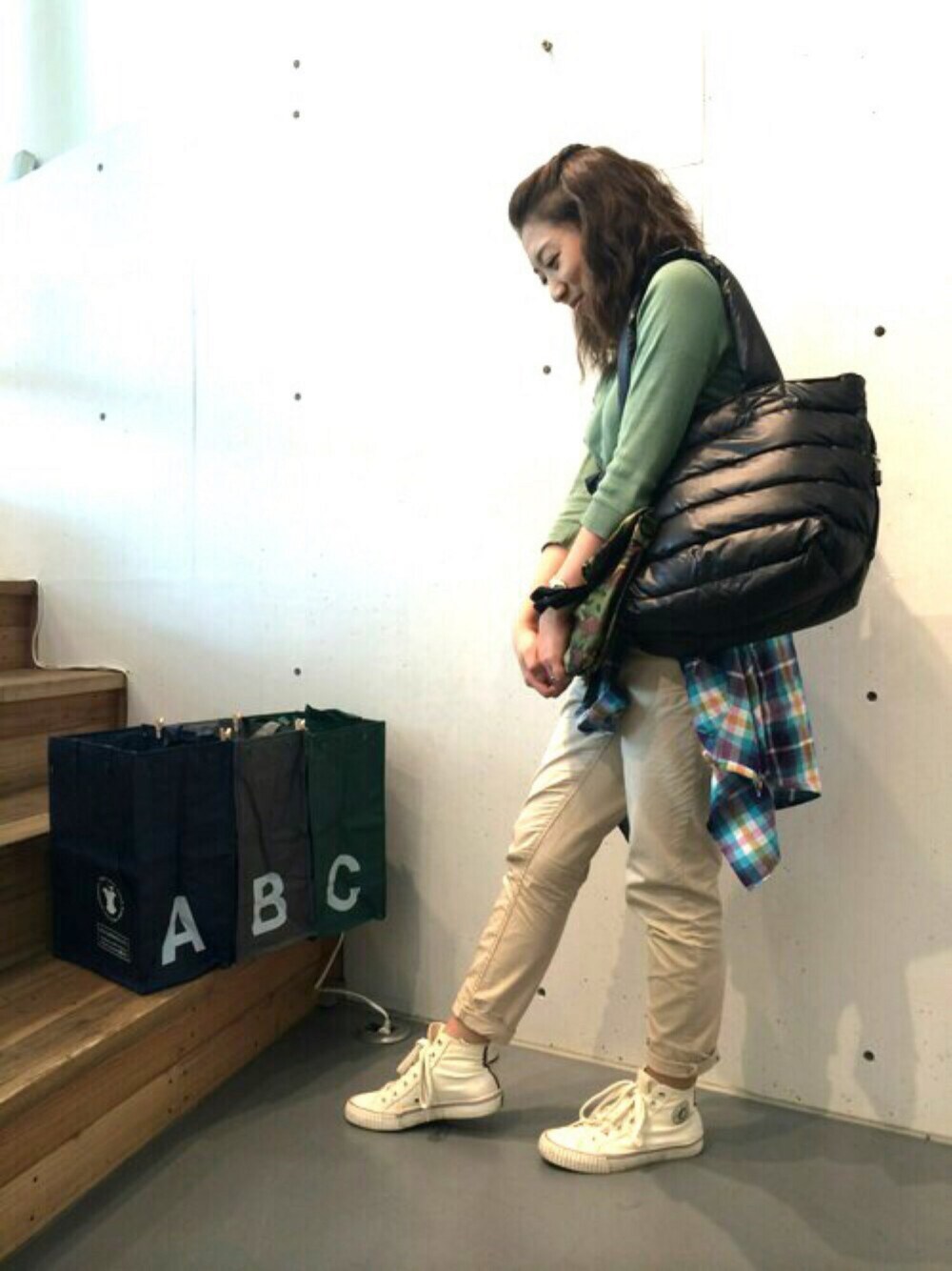 ブラック系のトートバッグ、その他のトートバッグを着用したレディースの秋コーディネートの1枚目の写真