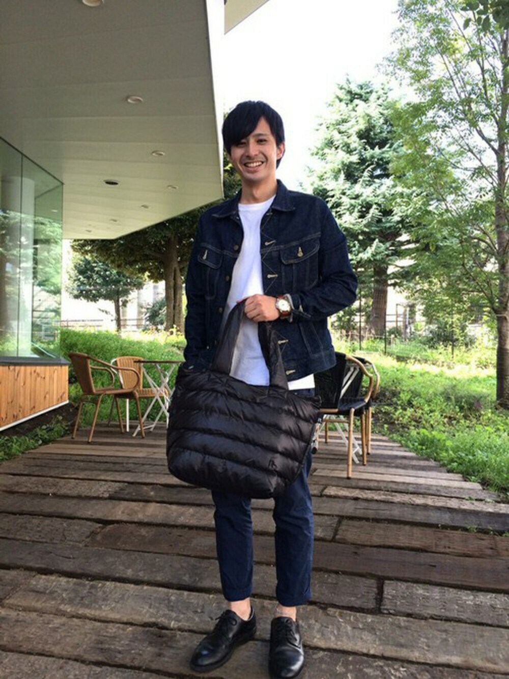 ブラック系のトートバッグ、その他のトートバッグを着用したメンズの秋コーディネートの1枚目の写真