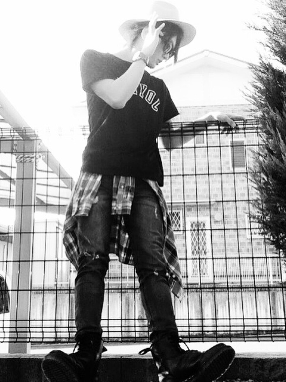 「JOYRICH、Dr.Martens」｜「JOYRICHのアイテム（Tシャツ/カットソー、ブラック系）」を使った、jun_junさん（メンズ・170cm）の秋コーディネートの1枚目の写真