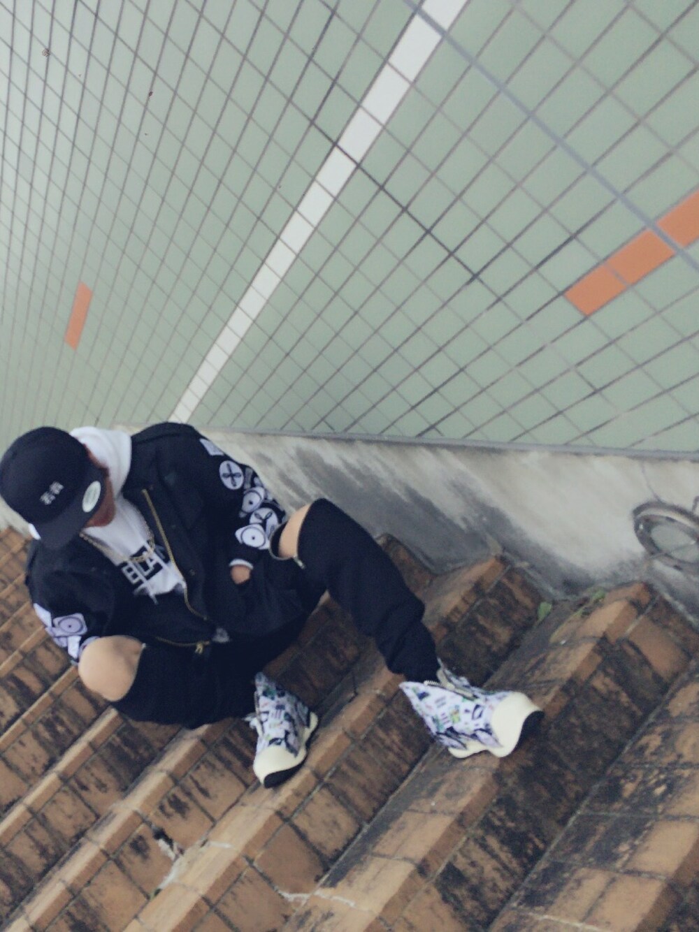 ホワイト系のシューズ、ブラック系のパンツ、ブラック系のジャケット/アウターを着用したメンズの秋コーディネートの1枚目の写真