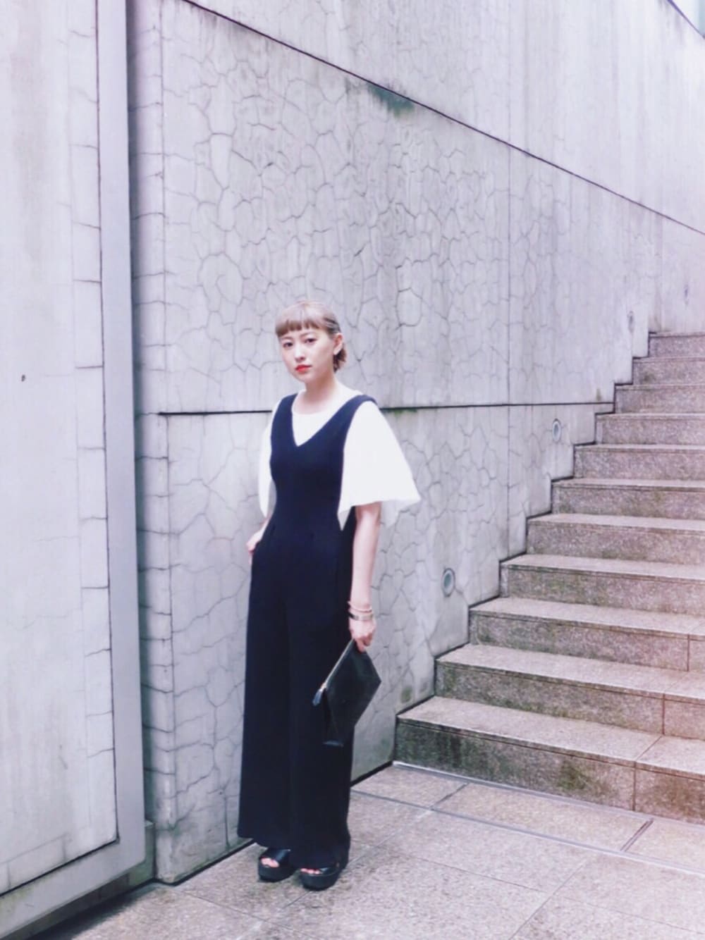 「ラクチンコーデ、夏、ブラック、白Tシャツ、クラネ」｜「CLANEの【CLANE】V-CUT　WIDE ROMPERS（つなぎ/オールインワン、ブラック系）」を使った、松本ゆりなさん（レディース・158cm）の夏コーディネートの1枚目の写真
