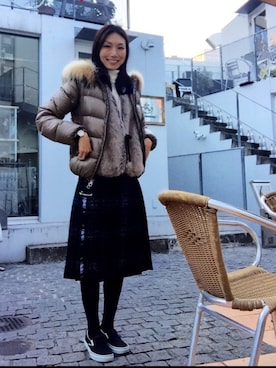 「タータンチェックスカート」｜「アイテム（スニーカー）」を使った、Risa Wadaさん（レディース・161cm）の冬コーディネート