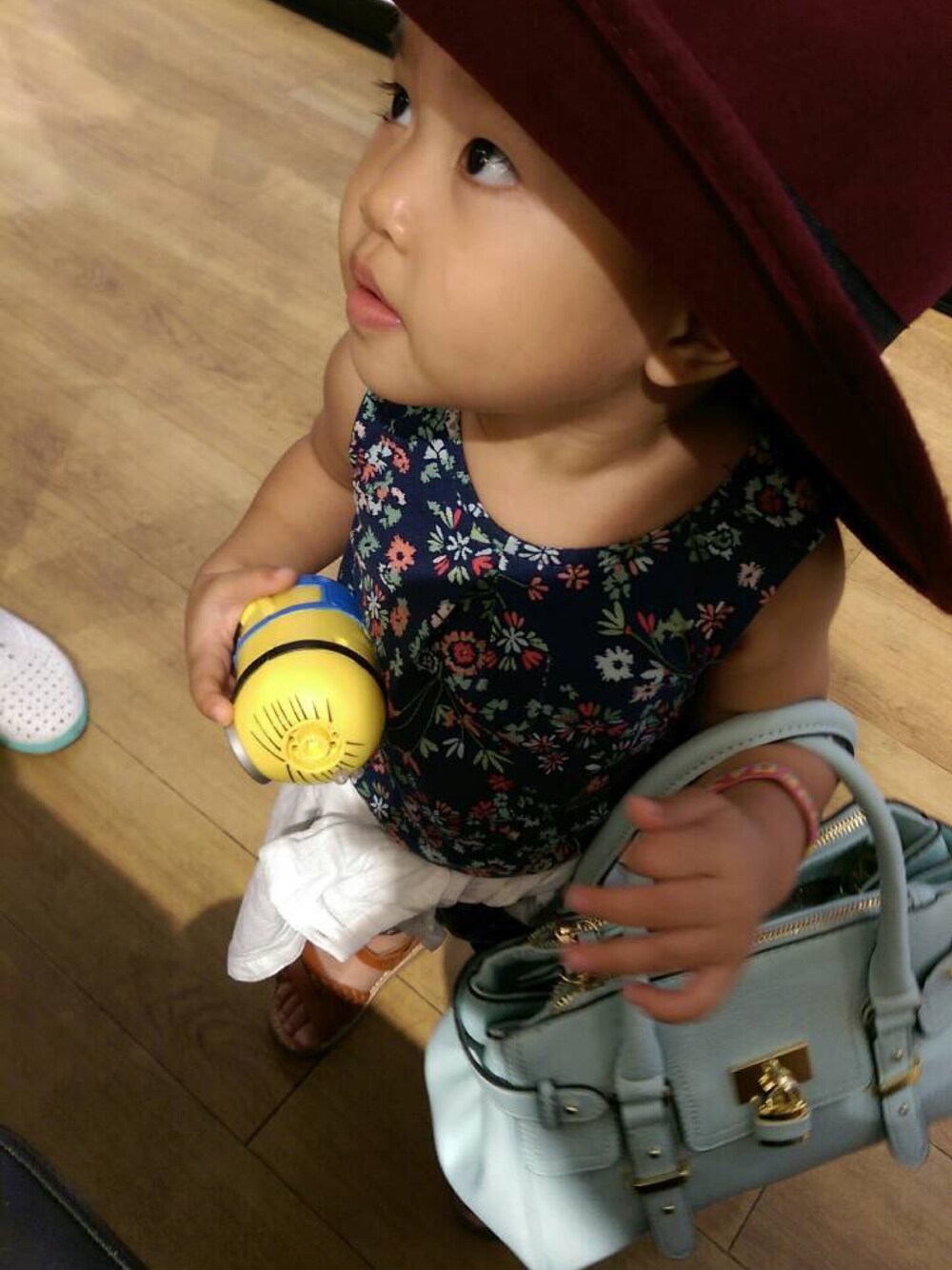 「ALDOのアイテム（帽子、ブラウン系）」を使った、Mini CC Lifeさん（キッズ・80cm）の夏コーディネートの1枚目の写真
