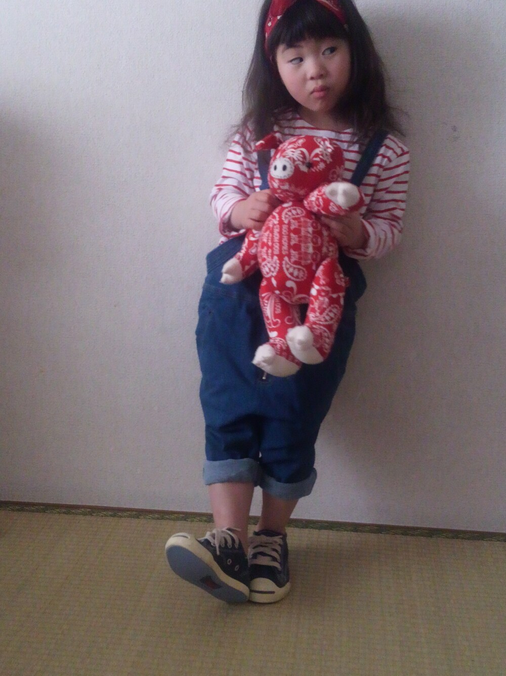 「韓国子供服デニムサロペのアイテム（つなぎ/オールインワン、ブルー系）」を使った、るあん。あいら。るいと。あんず。さん（キッズ・100cm）の春コーディネートの1枚目の写真