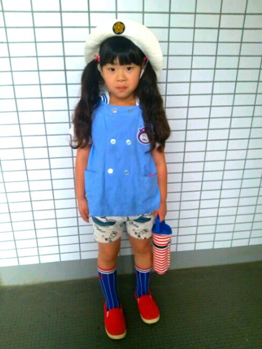 「ブーフーウー」｜「BOOFOOWOOのアイテム（その他パンツ、ホワイト系）」を使った、るあん。あいら。るいと。あんず。さん（キッズ・110cm）の秋コーディネートの1枚目の写真