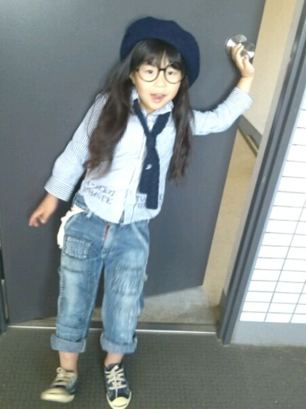 「DENIM DUNGAREE、FITH」｜「FITHのアイテム（ネクタイ、ブルー系）」を使った、るあん。あいら。るいと。あんず。さん（キッズ・110cm）の秋コーディネートの1枚目の写真