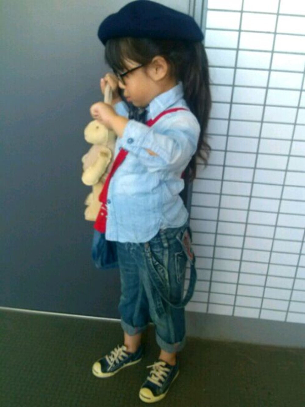 「Denim&Dangaree、BOOFOOWOO、ベレー帽」｜「DENIM&DUNGAREEのアイテム（デニムパンツ、ブルー系）」を使った、るあん。あいら。るいと。あんず。さん（キッズ・110cm）の秋コーディネートの1枚目の写真