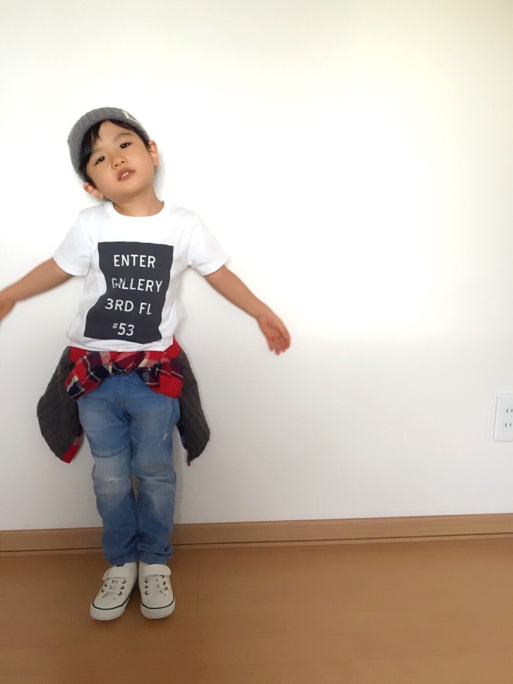 ホワイト系のTシャツ/カットソー、ブルー系のデニムパンツ、ホワイト系のスニーカーを着用したキッズの春コーディネートの1枚目の写真