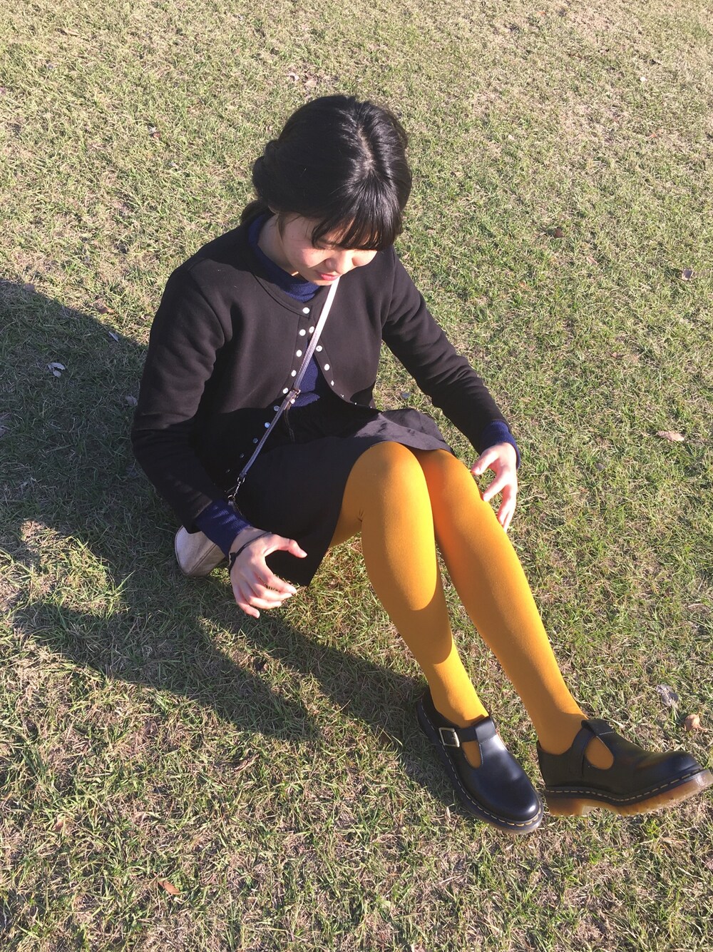 「カラータイツ、アニエスベー、LOWRYS FARM、COACH、靴下屋、Dr.Martens、ZARA」｜「靴下屋の【靴下屋】60デニールタイツ　M～Lサイズ（タイツ/ストッキング、イエロー系）」を使った、Selenaさん（レディース・158cm）の冬コーディネートの1枚目の写真