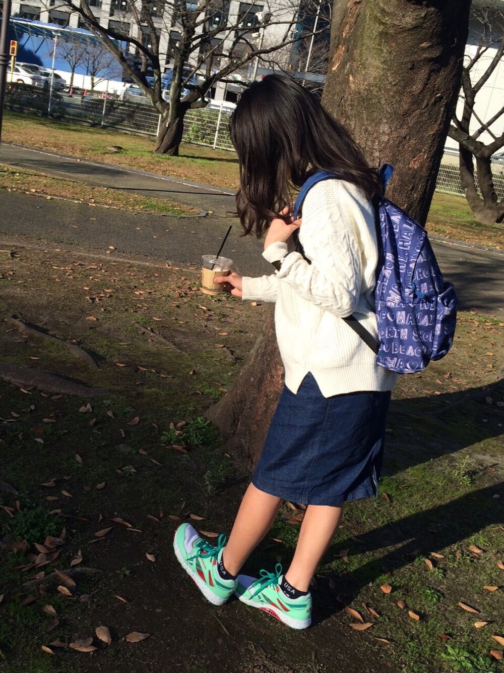 「ピクニック、reebok、サーティーワン、katie、デニムスカート、ジーナシス(JEANASIS)、白ニット、スニーカー、リュック、haleiwa」｜「HALEIWAのアイテム（バックパック/リュック、ブルー系）」を使った、Selenaさん（レディース・158cm）の冬コーディネートの1枚目の写真