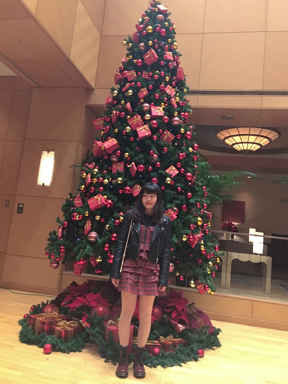 「クリスマス、ZARA、katie、Urbanoutfitters、Dr.Martens、COACH、ロックテイスト」｜「URBAN OUTFITTERSのUrban Renewal PeleCheCoco Leather Biker Jacket（ライダースジャケット、ブラック系）」を使った、Selenaさん（レディース・158cm）の冬コーディネートの1枚目の写真