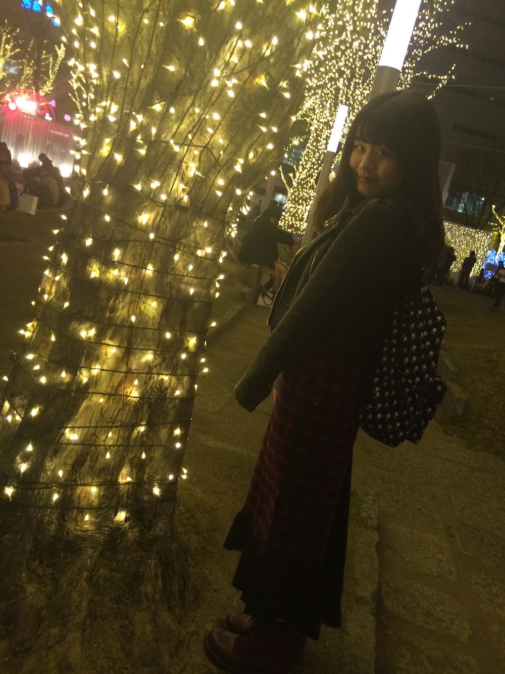 「オズモーシス、COACH、Dr.Martens、Urbanoutfitters」｜「COACHのスモール キャンパス バックパック プリンテッド キャンバス（バックパック/リュック、ブラック系）」を使った、Selenaさん（レディース・158cm）の冬コーディネートの1枚目の写真