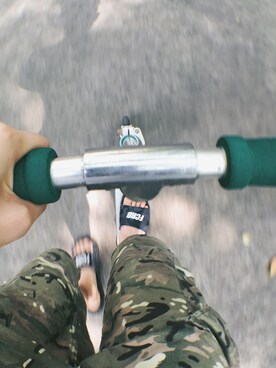 「ROARINGWILDのアイテム（パンツ）」を使った、高胜禹さん（メンズ・182cm）の秋コーディネート