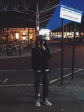 「ROARINGWILDのアイテム（帽子）」を使った、高胜禹さん（メンズ・182cm）の秋コーディネート