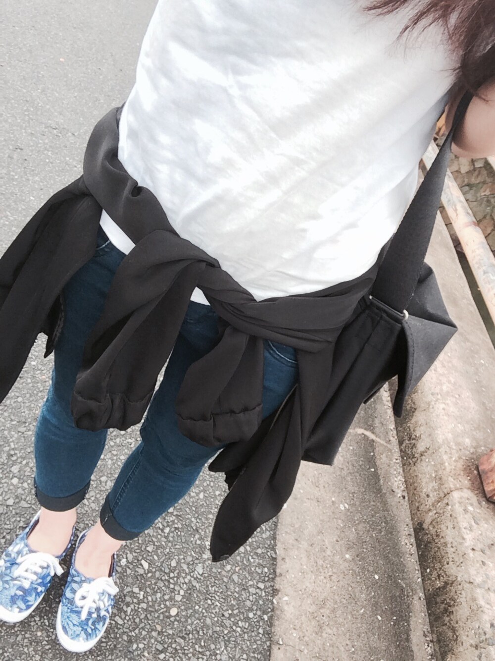 「ボタニカル柄、スニーカー、シンプル」｜「PLAY COMME des GARCONSのTシャツ（Tシャツ/カットソー、ホワイト系）」を使った、Sarah/サラさん（レディース・146cm）の夏コーディネートの1枚目の写真