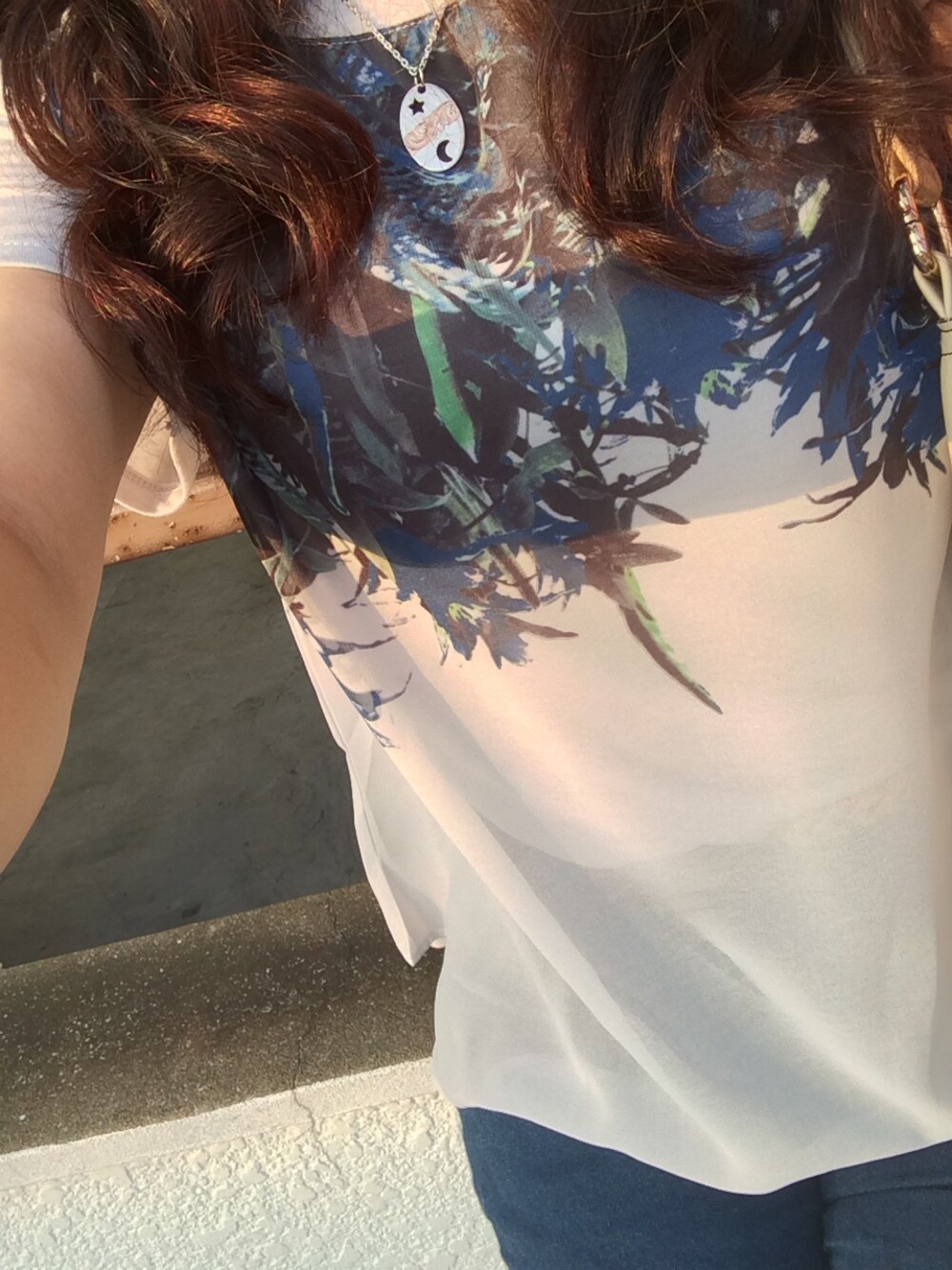 「ボタニカル柄、実家に帰らせていただきます、シンプル、デニム、青コーデ」｜「Andemiuのアイテム（Tシャツ/カットソー、ブルー系）」を使った、Sarah/サラさん（レディース・146cm）の夏コーディネートの1枚目の写真