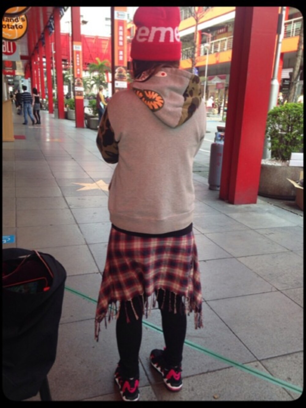 「NIKE、abathingape、supreme、camo、Bape、ape、SHARK、DTmax96、bapekids」｜「Supreme のアイテム（ニットキャップ/ビーニー、レッド系）」を使った、珊珊💖さん（レディース・154cm）の夏コーディネートの1枚目の写真