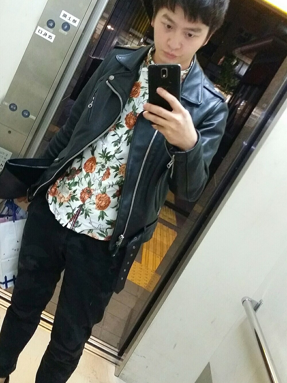 その他のシャツ/ブラウス、ブラック系のライダースジャケット、グレー系のその他パンツを着用したメンズの春コーディネートの1枚目の写真