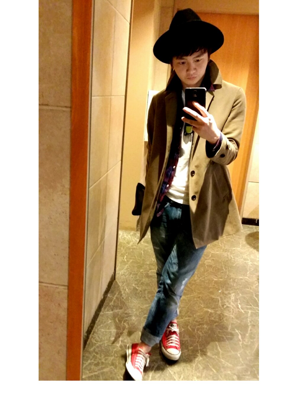ブルー系のデニムパンツ、ブルー系のシャツ/ブラウス、ホワイト系のTシャツ/カットソーを着用したメンズの春コーディネートの1枚目の写真