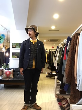 「白シャツ×ニット」｜「アイテム（ダウンジャケット/コート）」を使った、松尾 雅史さん（メンズ・171cm）の冬コーディネート