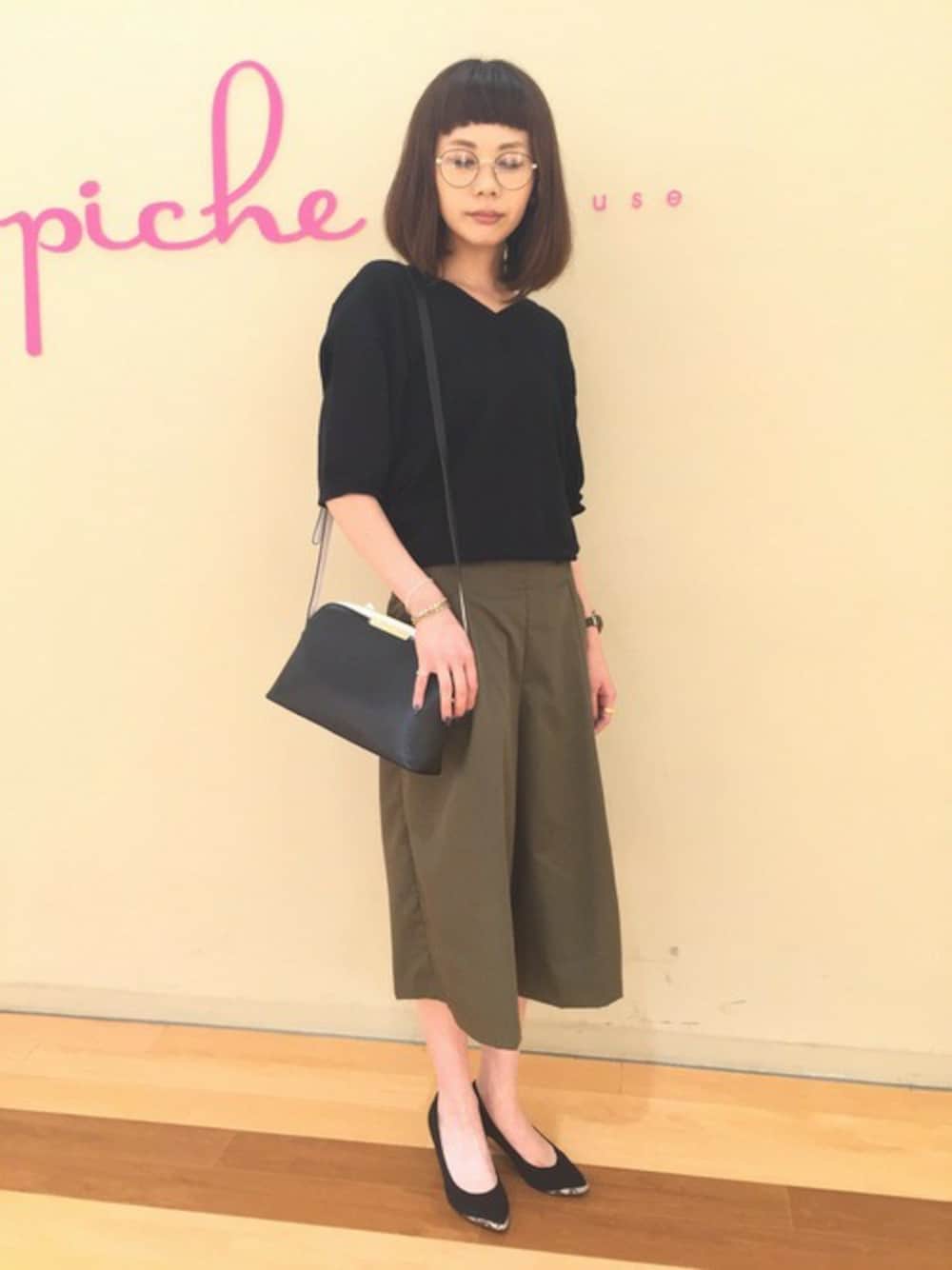 「ブラック、ホワイト、バッグ、カーキ、ワイドパンツ、ショルダー、ポインテッド、ボブ、ガウチョ、型押し」｜「interstapleのSOEUR/ラウンドミニショルダー（ショルダーバッグ、グリーン系）」を使った、ODAmayuさん（レディース・164cm）の夏コーディネートの1枚目の写真