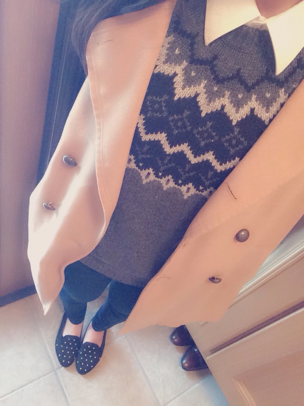 「ニット、moussy、オペラシューズ、スキニーデニム、ピーコート、キャメル、グレー、GU」｜「MOUSSYのアイテム（ニット/セーター、ブラック系）」を使った、Reipyonさん（レディース・158cm）の秋コーディネートの1枚目の写真
