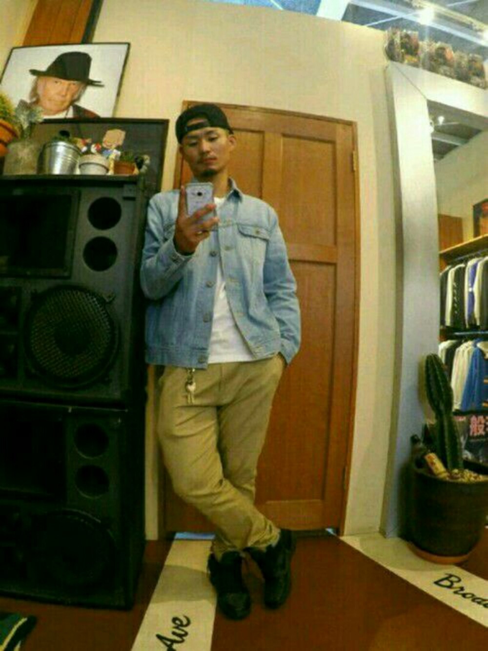 ベージュ系のチノパンツ、ブラック系のスニーカー、ホワイト系のTシャツ/カットソーを着用したメンズの秋コーディネートの1枚目の写真