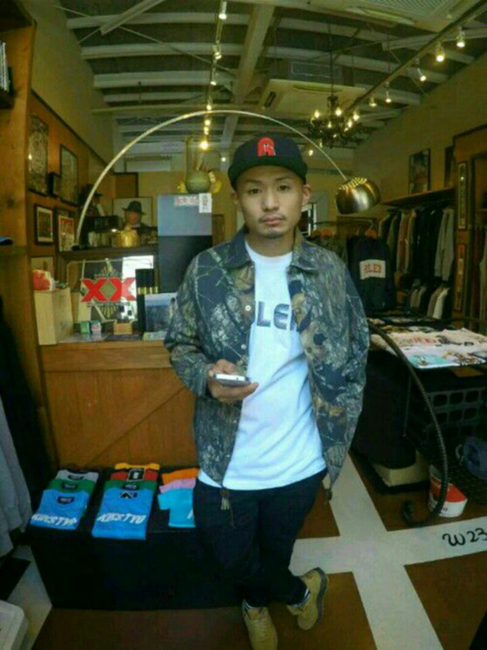 ブラック系のその他パンツ、ブラウン系のスニーカー、グリーン系のジャケット/アウターを着用したメンズの秋コーディネートの1枚目の写真