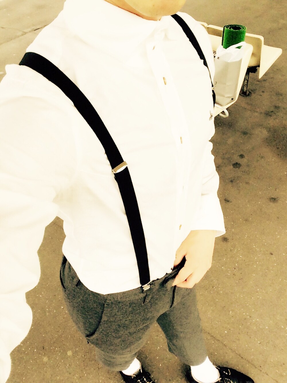 「白シャツ、ペイズリー、サスペンダー、スウェットパンツ、Vivienne Westwood、H&M、白ソックス、モノトーン、ワントーンコーデ、パーティースタイル」｜「Vivienne Westwood MANのアイテム（シャツ/ブラウス、ホワイト系）」を使った、Koheyさん（メンズ・177cm）の夏コーディネートの1枚目の写真