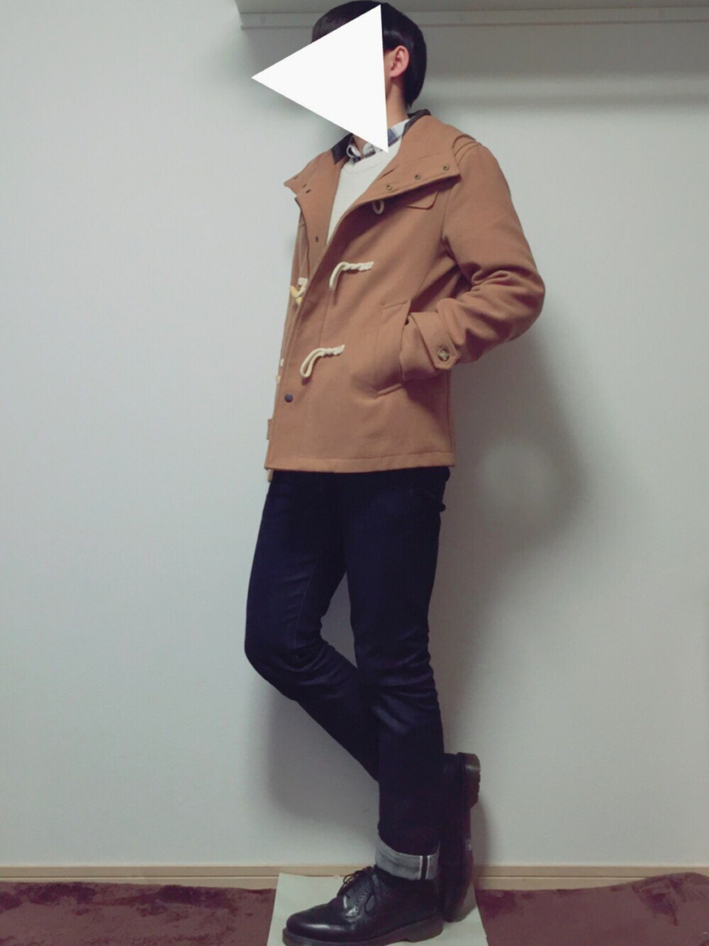 ベージュ系のダッフルコート、ブラック系のシューズ、その他のトップスを着用したメンズの冬コーディネートの1枚目の写真