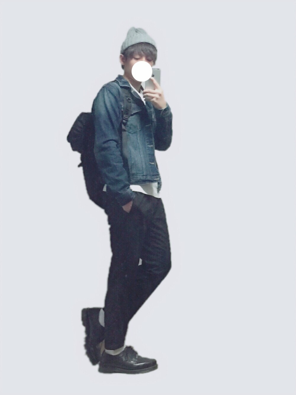 ブルー系のダウンジャケット/コート、ホワイト系のTシャツ/カットソー、ブラック系のバックパック/リュックを着用したメンズの冬コーディネートの1枚目の写真