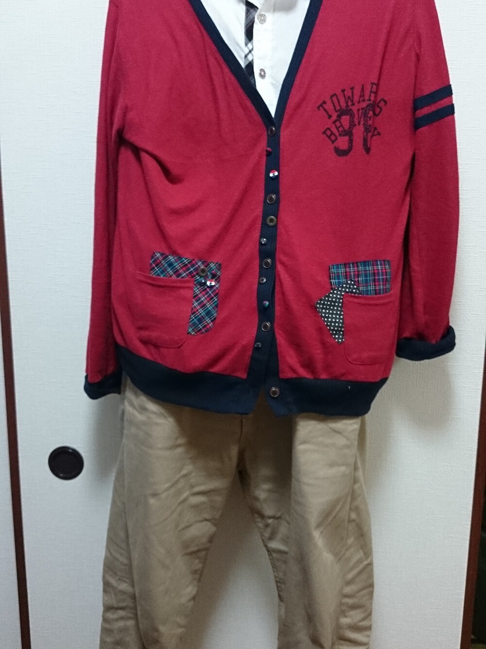 「しまむらのアイテム（カーディガン/ボレロ、レッド系）」を使った、べにちゅりかさん（メンズ・172cm）の秋コーディネートの1枚目の写真