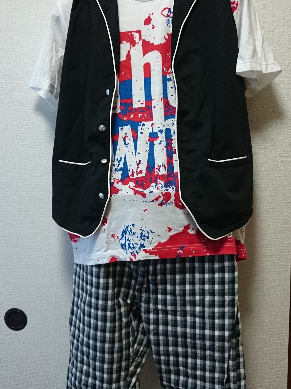 「UNIQLOのアイテム（Tシャツ/カットソー、ホワイト系）」を使った、べにちゅりかさん（メンズ・172cm）の秋コーディネートの1枚目の写真