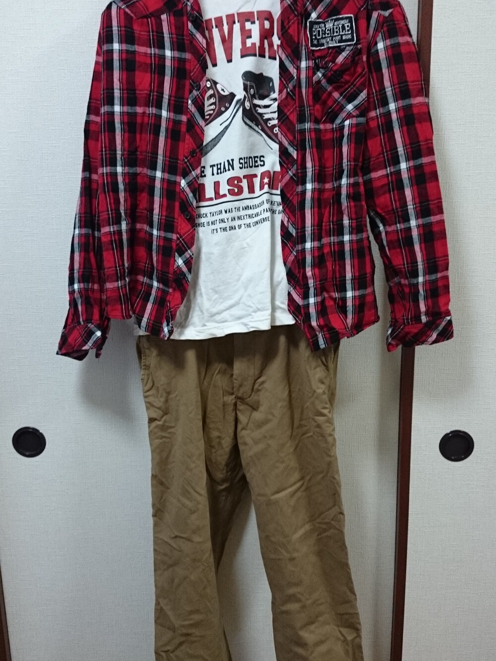 「赤チェック」｜「OLD NAVYのアイテム（チノパンツ、ベージュ系）」を使った、べにちゅりかさん（メンズ・172cm）の冬コーディネートの1枚目の写真