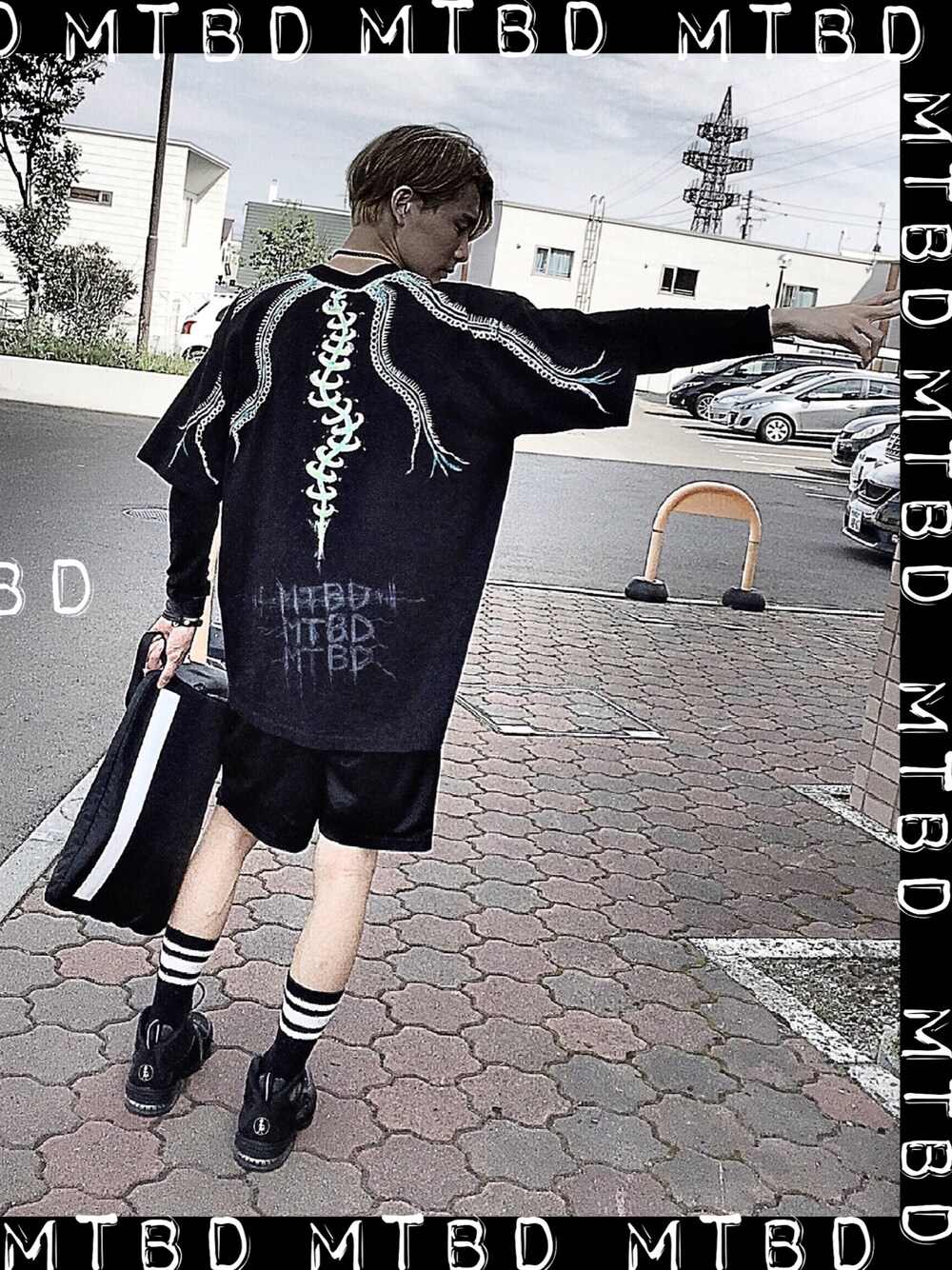 ブラック系のTシャツ/カットソー、ブラック系のTシャツ/カットソー、ブラック系のその他パンツを着用したメンズの夏コーディネートの1枚目の写真