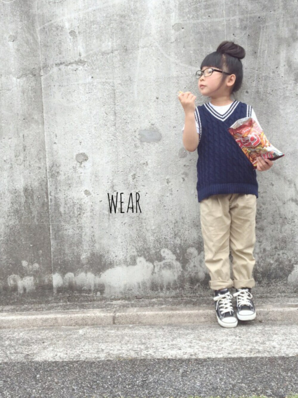 「ベスト×Tシャツ、チノパン、コンバース子ども会、次から次へと、よくもまぁ思いつくなぁ、穏やかな日々は訪れず…」｜「GUのアイテム（ベスト、ブルー系）」を使った、たからものさん（キッズ・120cm）の春コーディネートの1枚目の写真