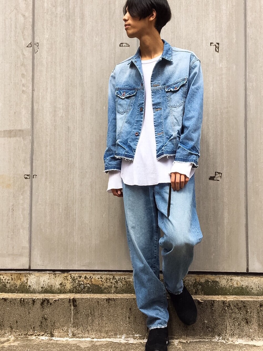 「秋服、デニムパンツ、セットアップ、デニムオンデニム、ゆるコーデ、ビッグシルエット、こんにちは」｜「bukhtのアイテム（デニムジャケット、ブルー系）」を使った、”西嶋さん”さん（メンズ・178cm）の秋コーディネートの1枚目の写真