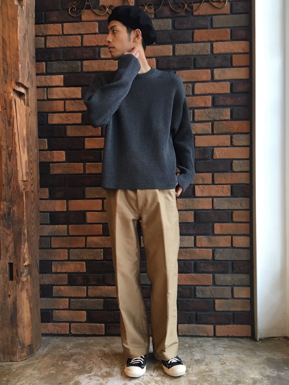 「秋コーデ、カジュアル、ニット、ワイドパンツ、シンプル、シンプルコーデ、こんにちは」｜「AURALEEのアイテム（ニット/セーター、グレー系）」を使った、”西嶋さん”さん（メンズ・178cm）の秋コーディネートの1枚目の写真