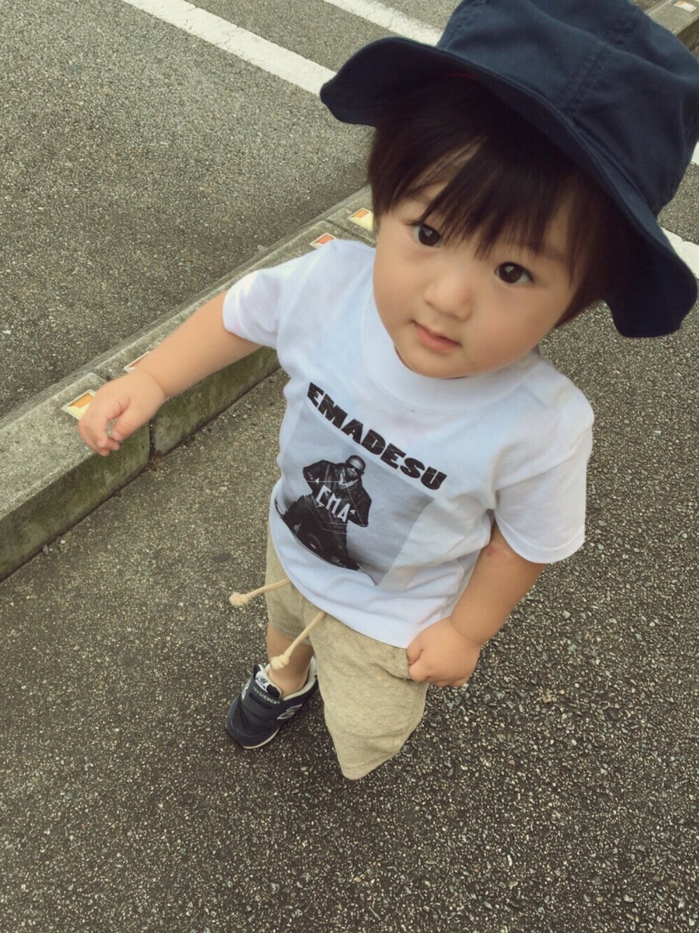 「シンプルコーデ、Tシャツ、ニューバランス、タンパンスタイル、キッズコーデ、男の子、ハンドメイド、ハット、短パン」｜「COMECHATTO&CLOSETのアイテム（ハット、ブラック系）」を使った、EMAさん（キッズ・80cm）の夏コーディネートの1枚目の写真