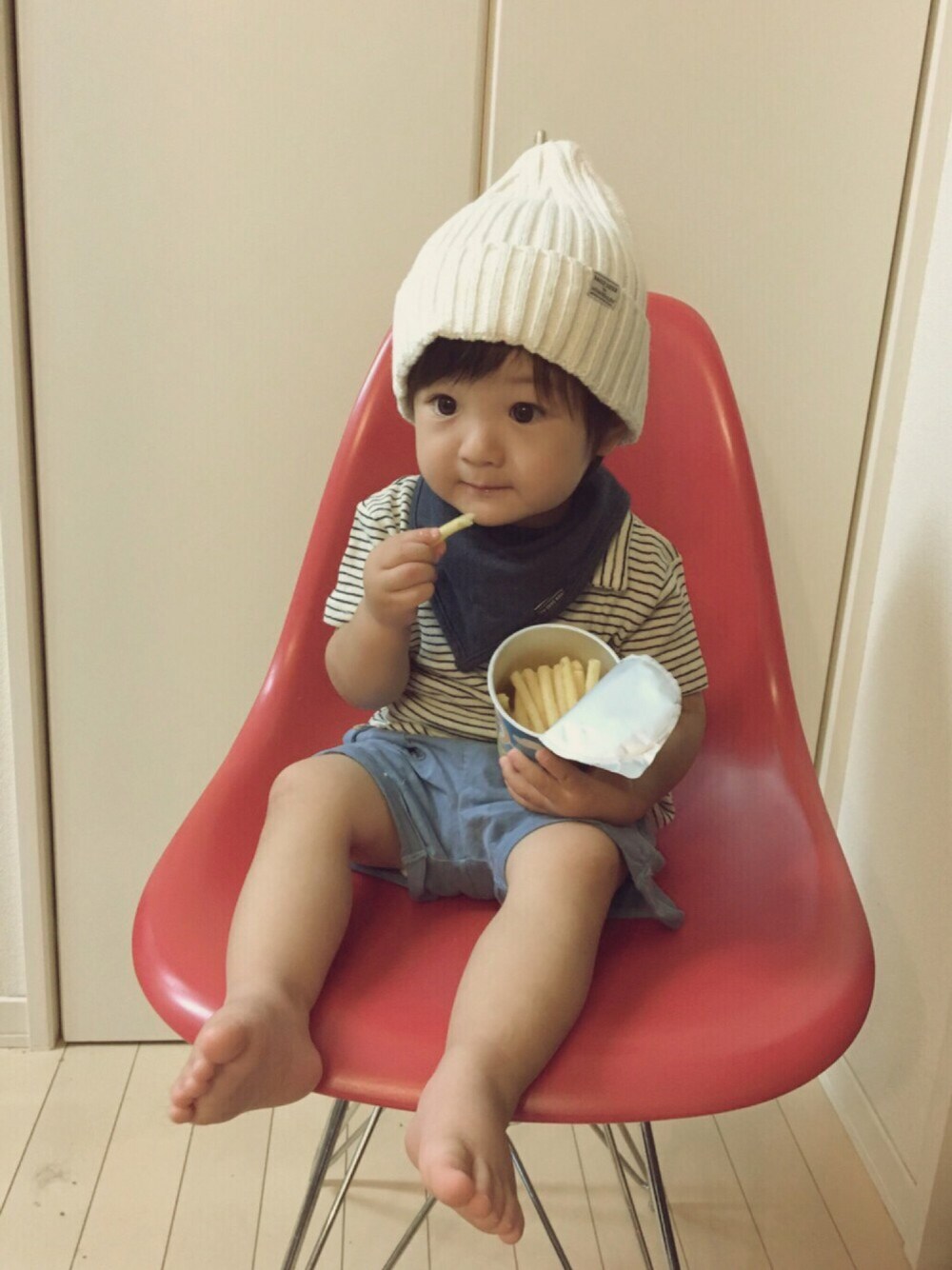 「kids、キッズコーデ、シンプル、プチプラ、男の子、短パン」｜「no brandのアイテム（ニットキャップ/ビーニー、ホワイト系）」を使った、EMAさん（キッズ・80cm）の夏コーディネートの1枚目の写真