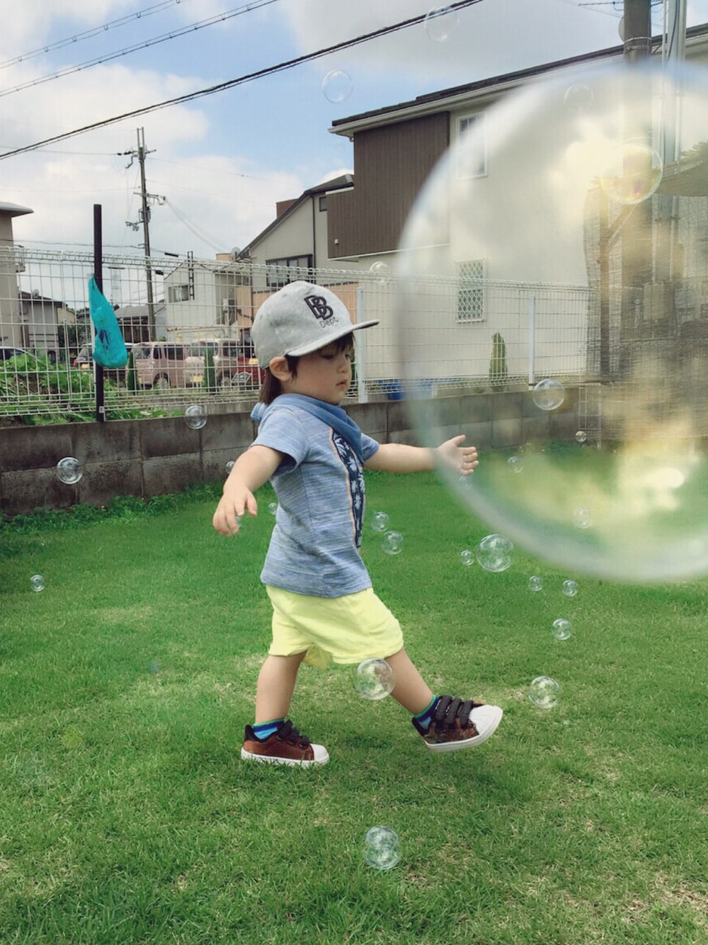 「kids、夏、シンプルコーデ、男の子、短パン、キャップ、キッズファッション」｜「H&Mのアイテム（キャップ、グレー系）」を使った、EMAさん（キッズ・80cm）の夏コーディネートの1枚目の写真