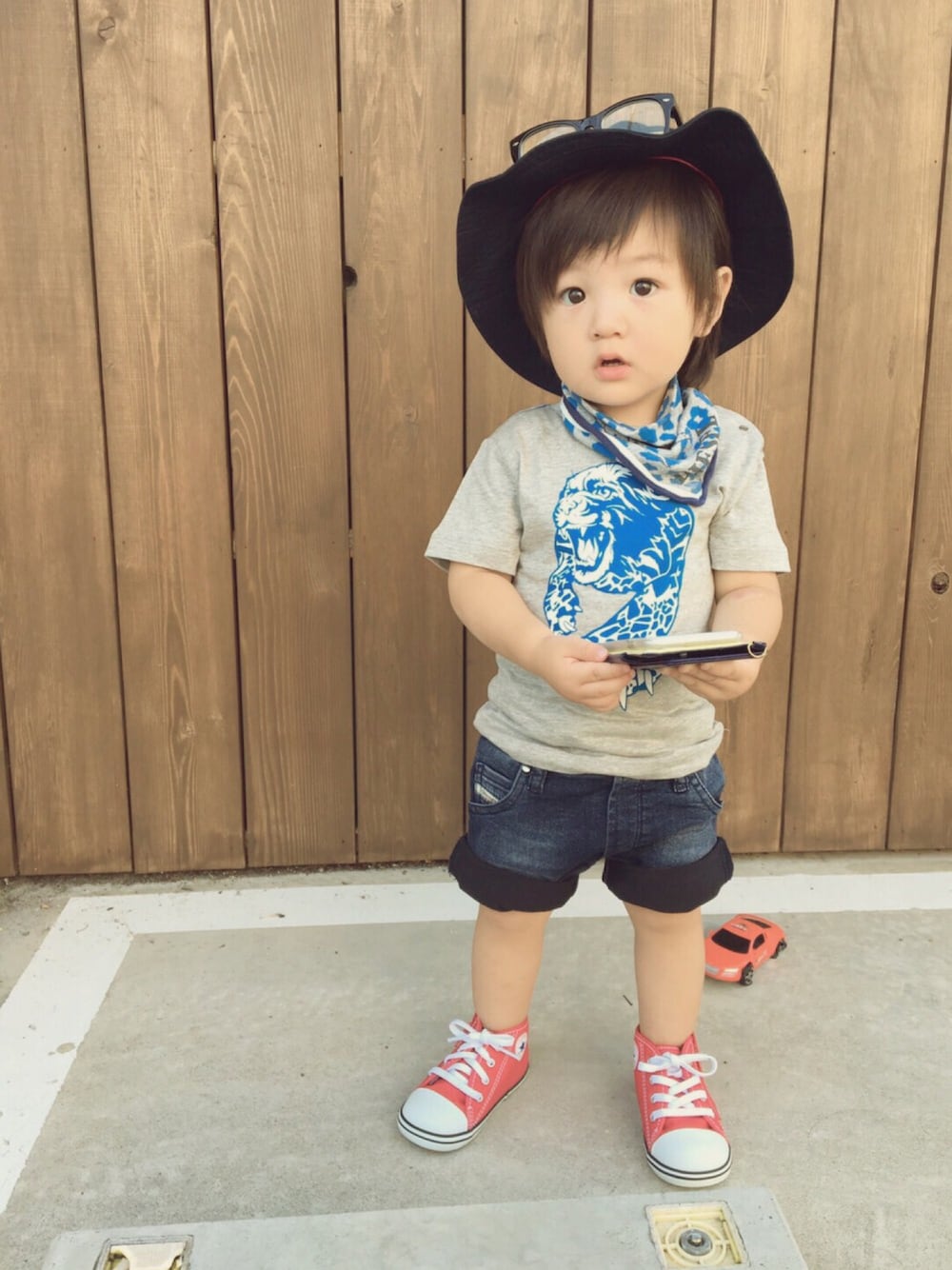「ドラフトDIE、summer、男の子コーデ、短パン、赤コンバース、シンプル」｜「quoti use fithのハット（ハット、ブルー系）」を使った、EMAさん（キッズ・80cm）の夏コーディネートの1枚目の写真
